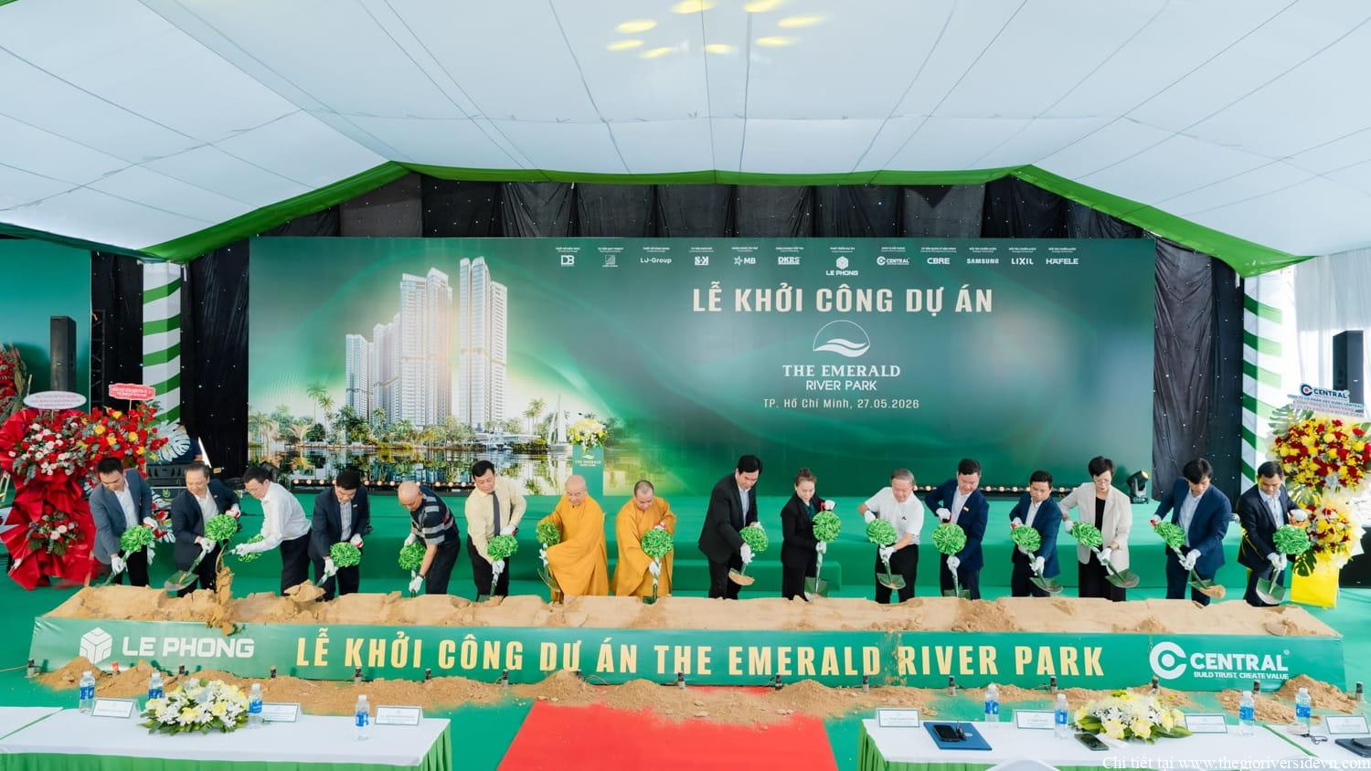 Ban lãnh đạo tiến hành nghi thức xúc cát nhằm khởi công dự án The Emerald River Park, thể hiện lễ khởi công chính thức