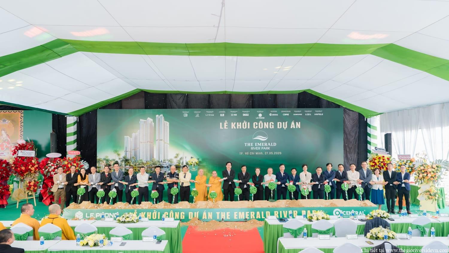 Tại lễ khởi công The Emerald River Park, các thành viên ban lãnh đạo tiến hành nghi thức bắt tay nhau