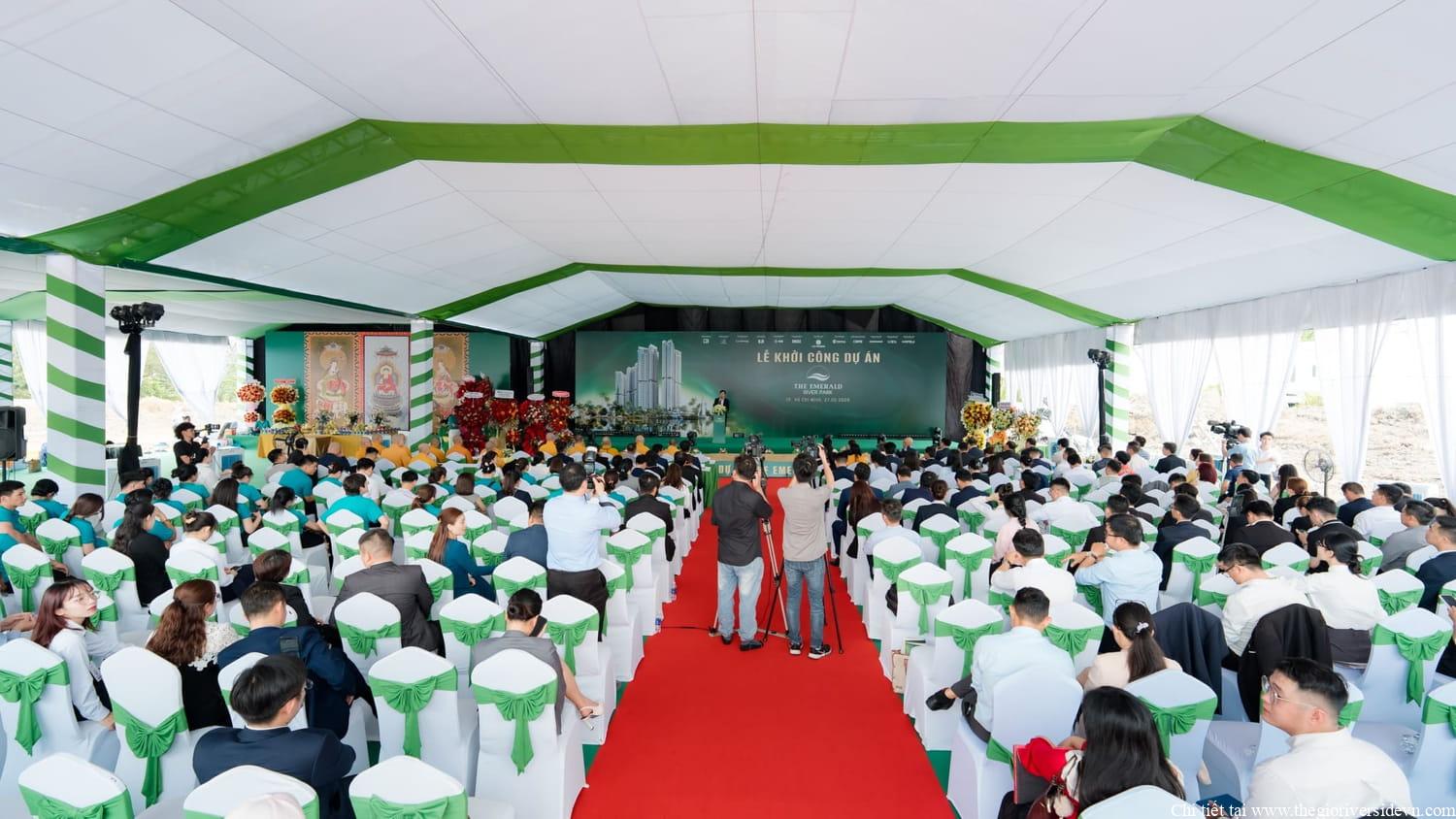 Toàn cảnh buổi lễ khởi công dự án The Emerald River Park với nghi thức khởi công, đại biểu tham dự và sân khấu tổ chức